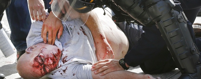 Резня в Марселе: российские фанаты добивали лежачих англичан