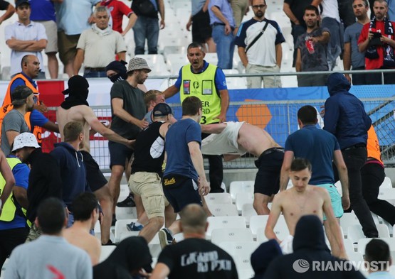 Российские фанаты напали на англичан после матча: четверо убитых