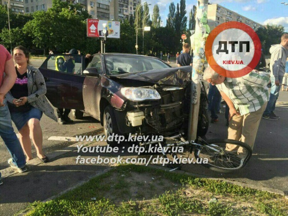 На Левобережной в Киеве автомобиль на тротуаре сбил велосипедиста