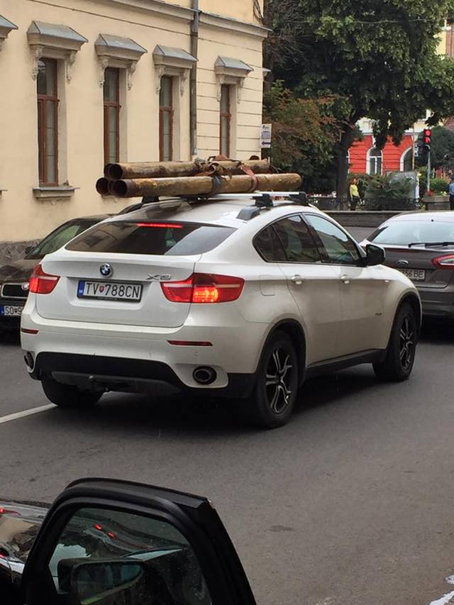 Закарпатські "VIP-прораби" насмішили мережу