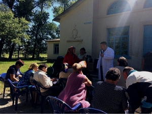 Микитась вчить селян позбавлятися колорадських жуків