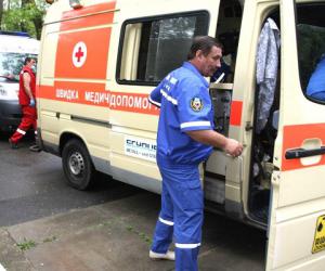 На Контрактовой площади в Киеве карниз здания упал на прохожих