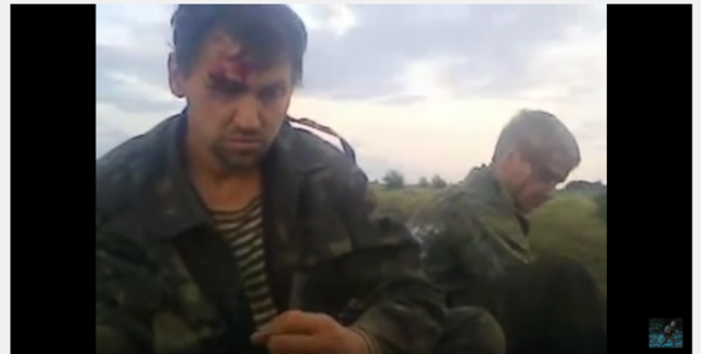 Бойцы украинской армии проводят беседу с пленными террористами