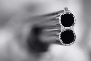 Хотел попугать: мужчина устроил стрельбу из ружья из-за ссоры со знакомым