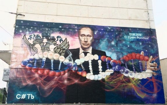 До Дня РФ у Криму з’явилися нові пропагандистські мурали з Путіним