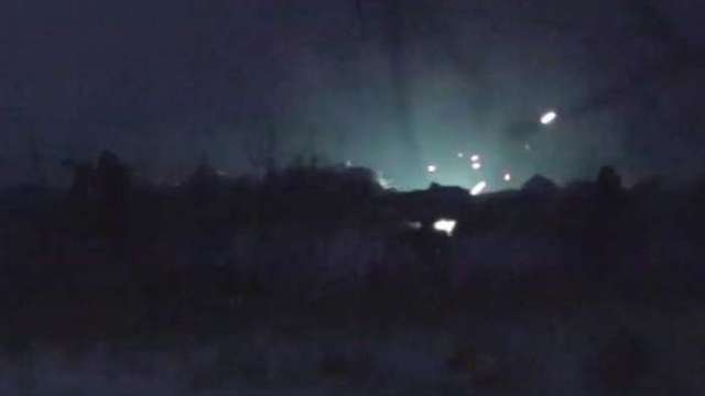 Украинские бойцы показали, как враг ночью обстреливает их посты под Донецком