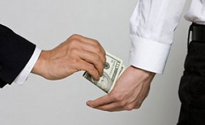 Посредницы чиновников из Госземагенства «продавали» землеотводы по $300