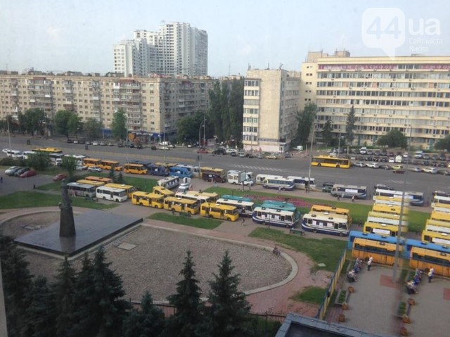 Столичные транспортники требуют отставки губернатора-коррупционера Мельничука