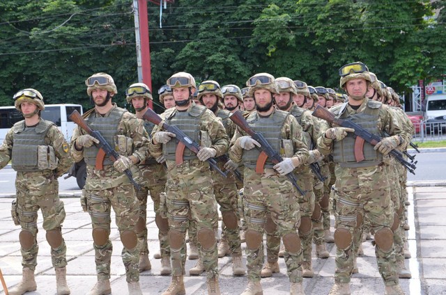 Полки «Донбасс» и «Азов» возвращают на передовую