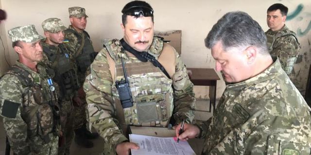 Порошенко попал под обстрел, когда инспектировал опорные пункты сил АТО, — АП