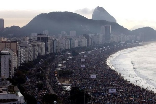 Яблоку негде упасть. Как ольгинские боты заполнили крымские пляжи