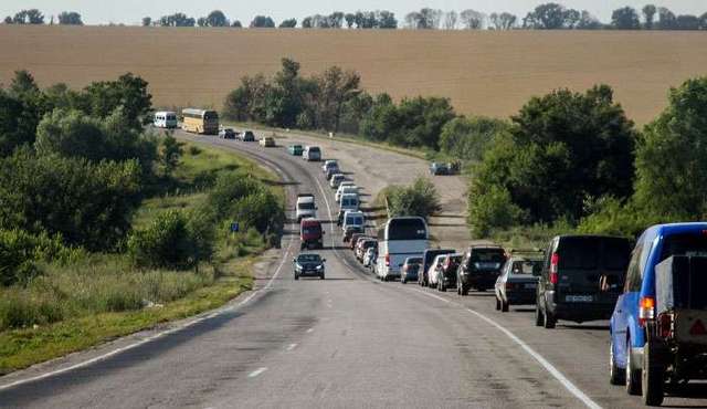 На Запорожье километровые пробки на крымской трассе: едут к морю