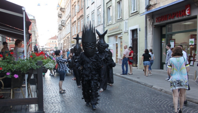 По Львову прошлись неизвестные «черные человечки»