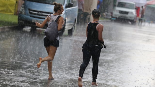В Киеве ливень затопил Троещину. Видео