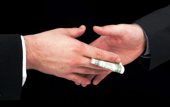 Во Львовской области у бывших местных чиновников требуют деньги