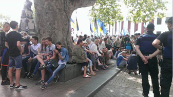 УЧАСТНИКИ МИТИНГА, ОРГАНИЗОВАННОГО БИЗНЕСМЕНОМ КИВАНОМ, ПОЖЕЛАЛИ ГИБЕЛИ ВСЕМ ОДЕССИТАМ СТАРШЕ 25 ЛЕТ