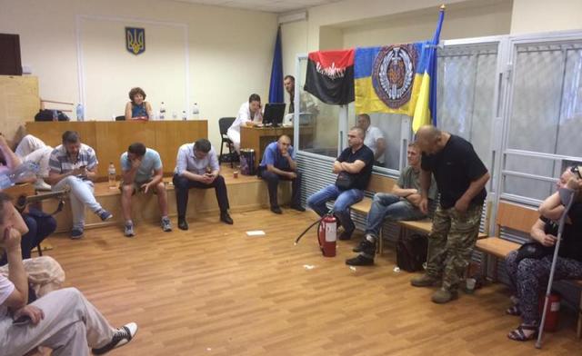 Судьи - "в кармане у Банковой" - активисты требуют выпустить основателя "Айдара"