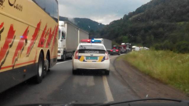 На Закарпатті перекрили трасу Київ-Чоп: патрульні розвертають автівки