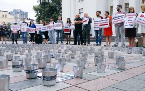 Під Верховну Раду принесли 450 іменних тюремних кухлів для народних обранців