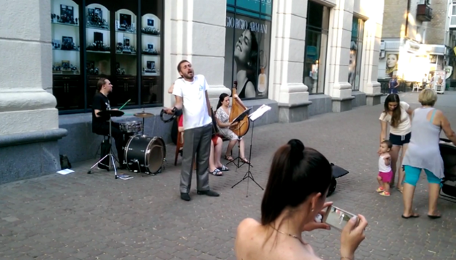 Жителей Полтавы развлекала песня уличных музыкантов о сгоревшей Москве