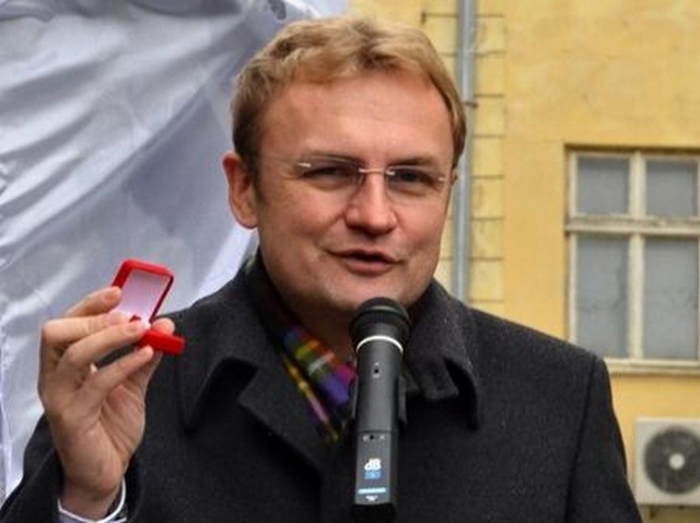 За «спокій із законом» Садовий розраховувався квартирами, автівками та оргтехнікою