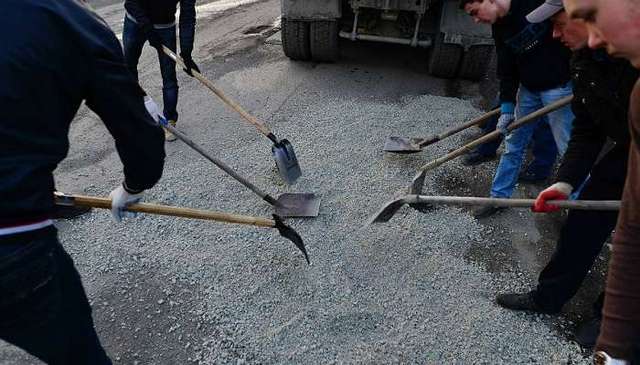 Жители Керчи сами принялись за ремонт дорог (ВИДЕО)