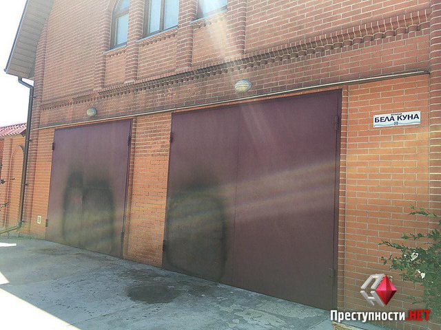 В Николаеве ночью неизвестные подожгли шины под особняком Романчука-младшего – огонь повредил двери гаража