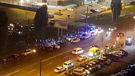 30 мужчин из-за девушки устроили погоню, ДТП и стрельбу. Есть пострадавшие