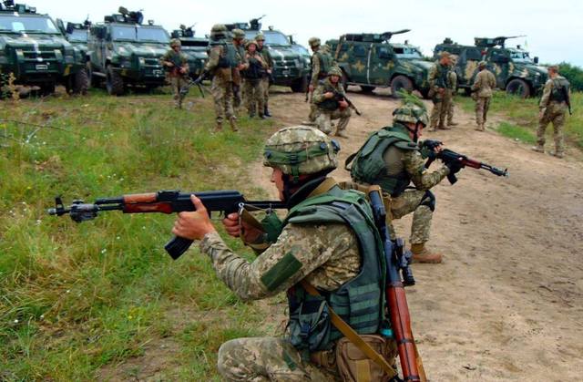 По украинским военным возле Авдеевки боевики били из тяжелой артиллерии