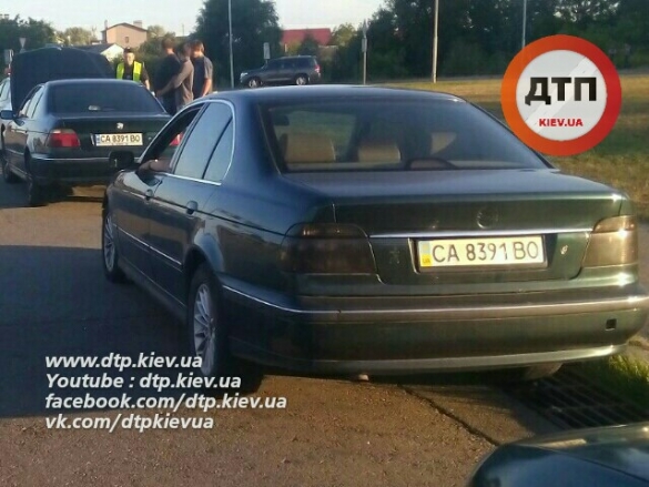 В Киеве на Столичном шоссе водитель БМВ задержал двойника своего авто
