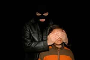 В Харькове женщина и мужчина в камуфляже среди белого дня похитили ребенка