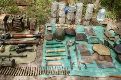 Украинские добровольцы показали трофеи: от грамот до гранатометов