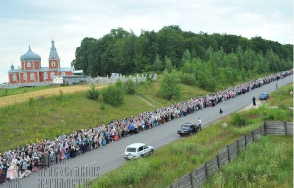 Московська церква веде на Київ колони в оточенні людей в камуфляжі