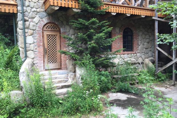 Ющенко закинув свою “дачу” з церквою і водяним млином у Карпатах