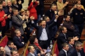 Українці пропонують повісити всіх депутатів на «Алеї Слави»