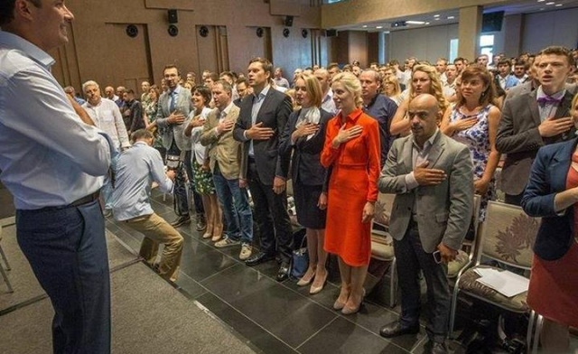 «Саакашвили в ресторан водил, а с Пинчуком партию строят»