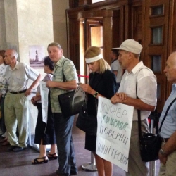 Голодовка вкладчиков "Хрещатика": вклады предлагают вернуть исключительно за откаты в 70%