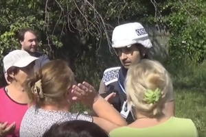 "Не понимает он по-русски!" В Горловке разъяренная толпа напала на представителей ОБСЕ
