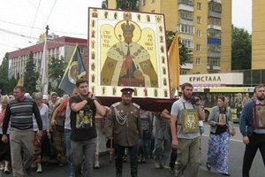 "Титушки" с иконами: в "Правом секторе" оценили крестный ход УПЦ МП