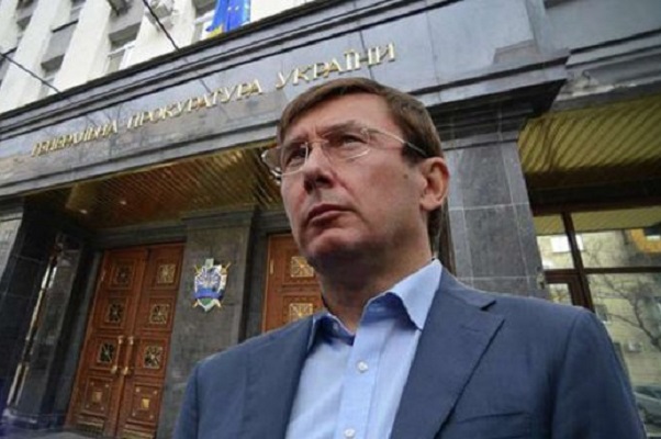 Луценко предложил забрать загранпаспорта у депутатов