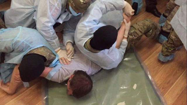 Спецназ поліції КОРД насильно взяв зразки ДНК у Поліщука і Медведька