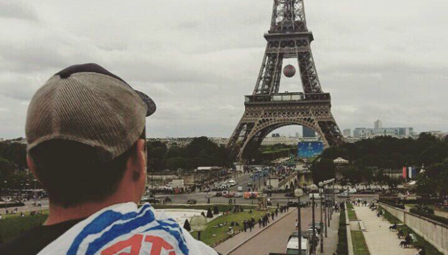 Сеть покорило фото с украинским пакетом в центре Парижа