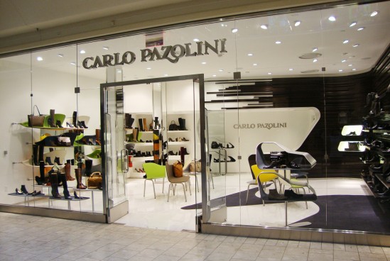 Carlo Pazolini готовится склеить туфли