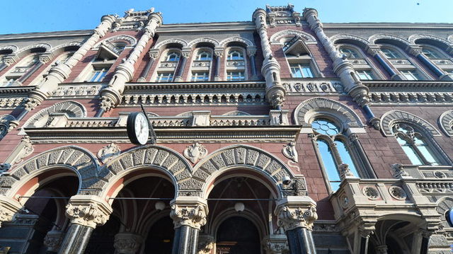 Профессионалы из НБУ: как и кто обваливал гривну