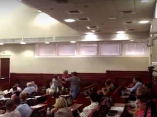 В Киевсовете ветеран АТО врезал по лицу депутату-застройщику, который уничтожает его дом