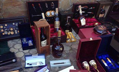 Валюта, иконы, элитный алкоголь: обыск у харьковского чиновника