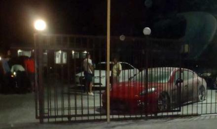 Хулиган бросил гранату на территорию дорогого автосалона. Пострадал Porsche