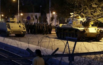 Танки открыли огонь у здания парламента Турции