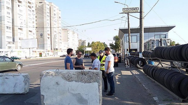 Мэрия Николаева заблокировала въезды для груженых фур в город бетонными блоками