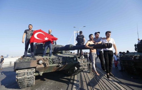 Эрдоган спасся, Турция тонет — турецкие СМИ